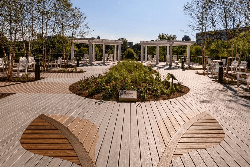 Trex Transcend® deck with a Spiced Rum dark brown leaf inlay on light brown decking, highlighting Trex color combinations.