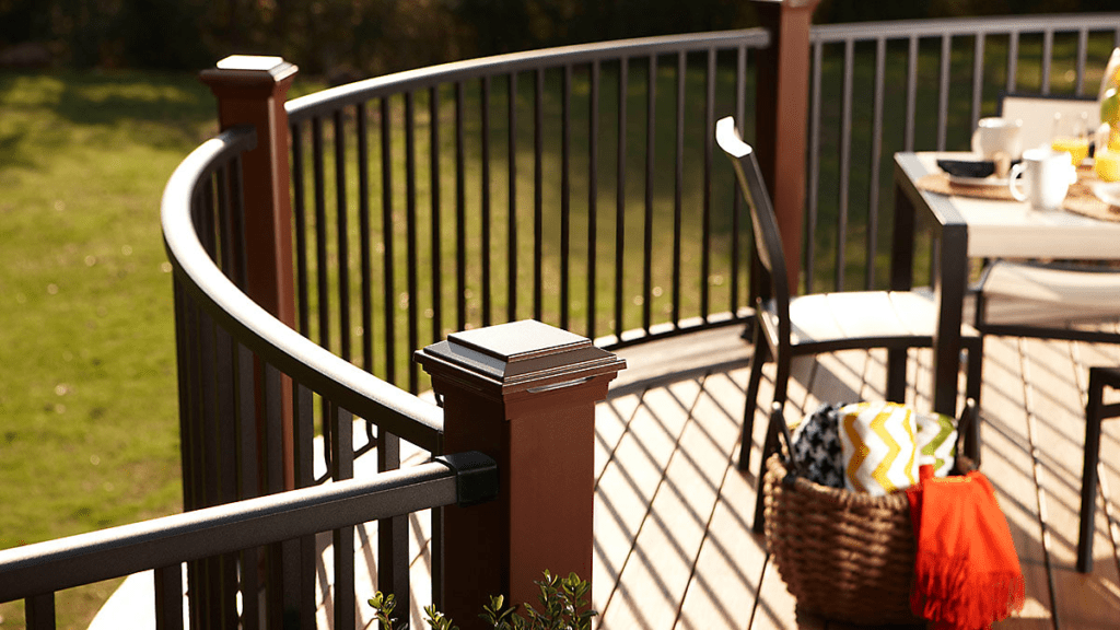 Curved Trex railing with aluminum infill for a sleek and modern design.