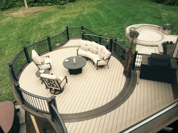 Two-toned decking featuring curved Trex decking trim accents.